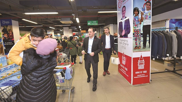 Çocuklara bayramlıklarını Beyoğlu Belediye Başkanı Haydar Ali Yıldız ve eşi Seyhan Yıldız dağıttı. 