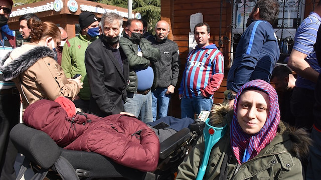 Bedensel engelli taraftar Trabzonspor maçı için bilet kuyruğuna girdi