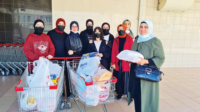 Ankara’da Tevfik İleri Anadolu İmam-Hatip Lisesi öğrencileri de 50 aile için harçlıklarından yardım topladı.