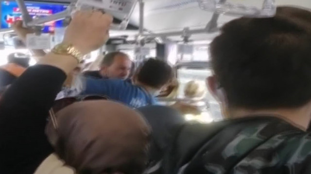 Yaşananlar metrobüsteki başka bir yolcunun cep telefonu kamerasına yansıdı.
