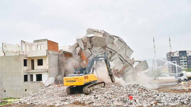 Bursa Büyükşehir Belediyesi, Yıldırım’ın Yiğitler, Esenevler ve 75. Yıl Mahallelerini kapsayan kentsel dönüşümün projesinde yıkımlara devam ediyor. 