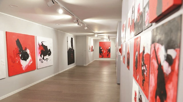 “Kırmızı Yine Kırmızı” sergisi İş Sanat Ankara Sanat Galerisinde gezilebilir.
