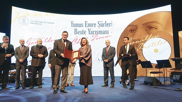 Yunus Emre Şiirleri Beste Yarışması’nın ödülleri AKM’de düzenlenen etkinlikte sahiplerine takdim edildi.