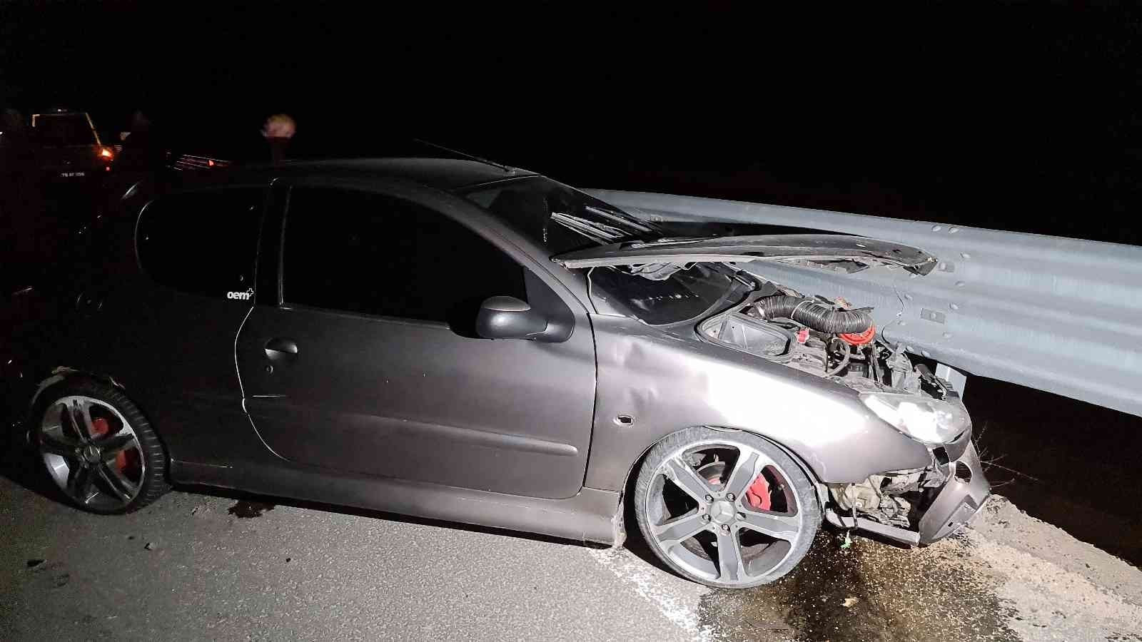 Yoldan çıkan otomobil karşı şeride geçip bariyerlere saplandı