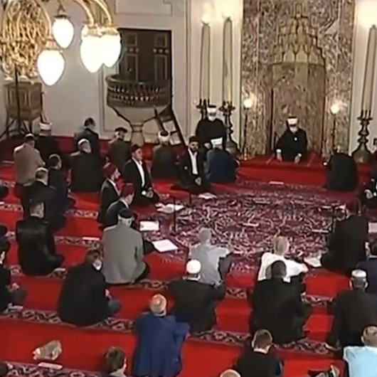 Camide toplanan Bosnalı Müslümanlar Peygamber Efendimiz için naat okudu
