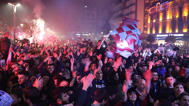 Adana Demirspor galibiyeti sonrasında Trabzonsporlu taraftarlar sokağa döküldü