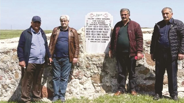 Halit Yıldız, Devran Yıldız, 
Erhan Yıldız ve Necip Yıldız, 
Ermeni çetelerinin şehit 
ettiği dedelerinin mezarında.
