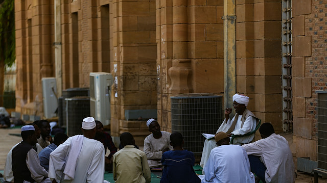Sudanlılar ramazanda vakitlerini camilerde ibadet ederek geçiriyor