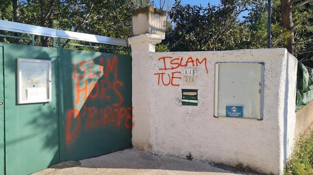 Fransa'da iki mescidin girişine İslam karşıtı sözler yazıldı