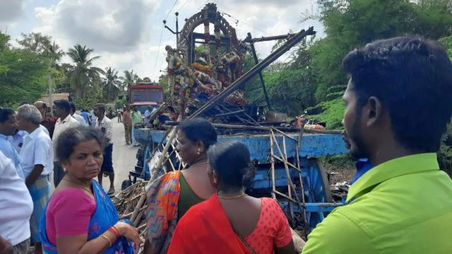 Hindu festivalinde kamyonun elektrik akımına kapılması sonucu 11 kişi öldü.