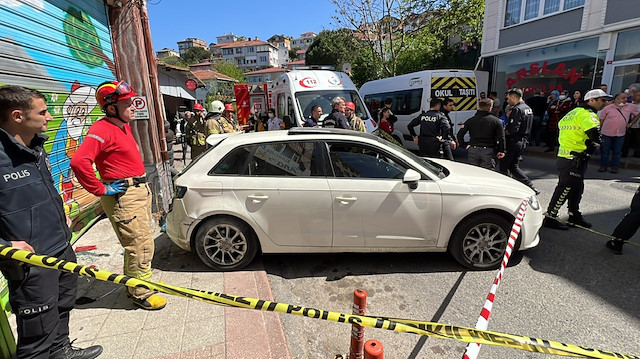 Beykoz'da yokuşta geriye doğru kayan otomobil 2 kişiyi ezdi.