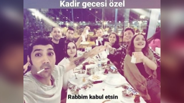 Ellerinde rakı kadehiyle Kadir Gecesi'ni kutladılar.