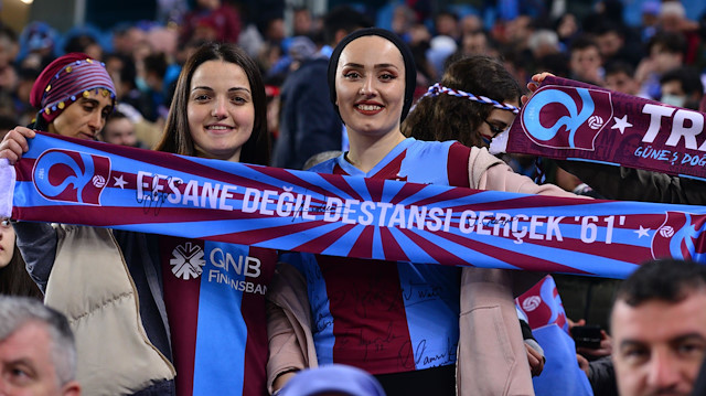  Hava yolu şirketlerinin günlük ek sefer sayısını 42'ye çıkardığı, otobüsler ve özel araçlarıyla gelenlerle birlikte nüfusu katlanan kentte artan yoğunluk üzerine şampiyonluk kutlamaları da iki alana ayrıldı. Trabzon Valisi İsmail Ustaoğlu, “Özlemle ve hasretle beklenen çok güzel bir hikayenin finali hafta sonu yaşanacak. Biz de vatandaşların bu coşku ve heyecanını güzel bir şekilde geçirmesi için tedbirlerimizi aldık" dedi.