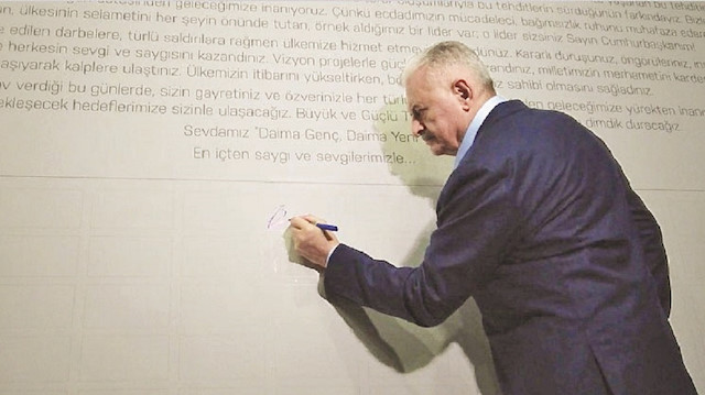 Binali Yıldırım,  gençlerin Cumhurbaşkanı Erdoğan için yazdığı dev destek mektubunu imzaladı.