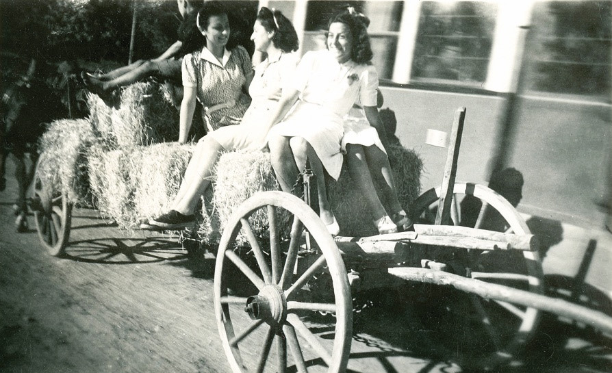 Kiril, Maria, Beki ve arkadaşları at arabası üzerinde pikniğe gider ken, yaklaşık 1938, Moda