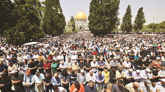 Binlerce Filistinli  cemaat arasında yerini aldı