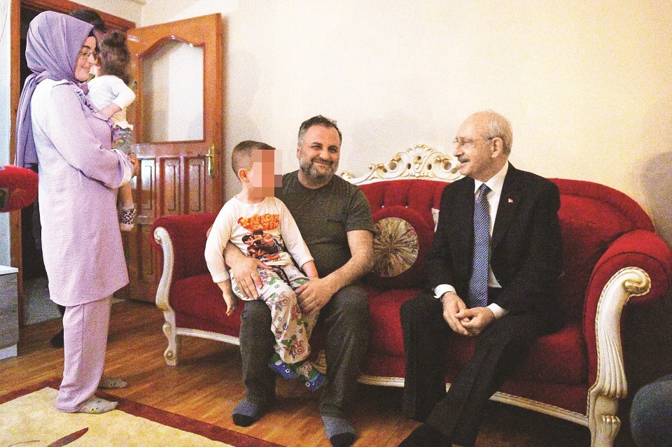 Kılıçdaroğlu, ziyarete eşlik eden CHP İl Başkanı Canan Kaftancıoğlu ve Şişli Belediye nBaşkanı Muammer Keskin ve aileyle birlikte loş ışıkta çay içip, sohbet etti.