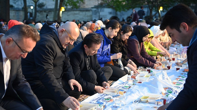 Tuzla Belediye Başkanı Dr. Şadi Yazıcı, ​İyilik Şampiyonası'na katılan binlerce gençle beraber Saraçhane'de iftar yaptı.