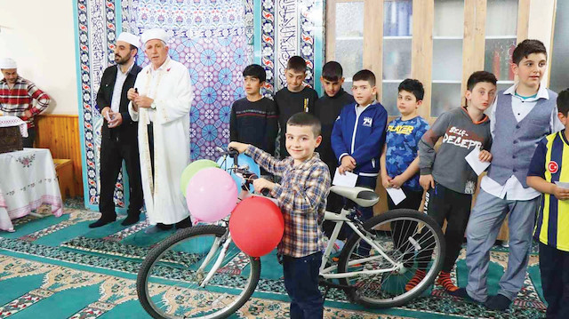 Kur’an kursu öğrencilerinden 5 yaşındaki Eyup Furkan Yıldırım en yüksek puanı alarak bisiklet sahibi oldu.