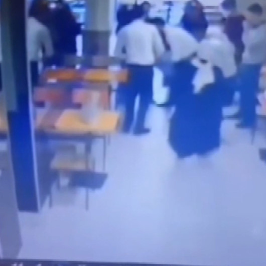 Fatihte boğazına yemek parçası kaçan müşteriyi Heimlich manevrası ile kurtardı