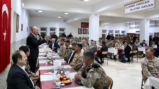 İçişleri Bakanı Süleyman Soylu, Çakırsöğüt Jandarma Komando Tugay Komutanlığında, komando, polis ve güvenlik korucularıyla bir araya geldiği iftar programında, kahraman güvenlik güçleriyle ramazan ayının son gününde beraber olmaktan mutluluk duyduğunu söyledi.<br><br>