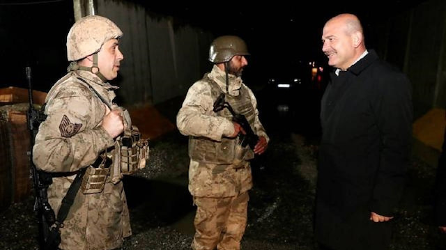 İçişleri Bakanı Süleyman Soylu, Hakkari'de yol kontrol noktalarında incelemelerde bulundu. Güvenlik personeliyle bayramlaştı.