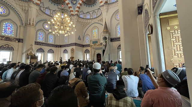Cami içinde ve avlusunda saf tutan yüzlerce Müslüman'ın yoğun katılımı nedeniyle bayram namazı birkaç kez kılındı.