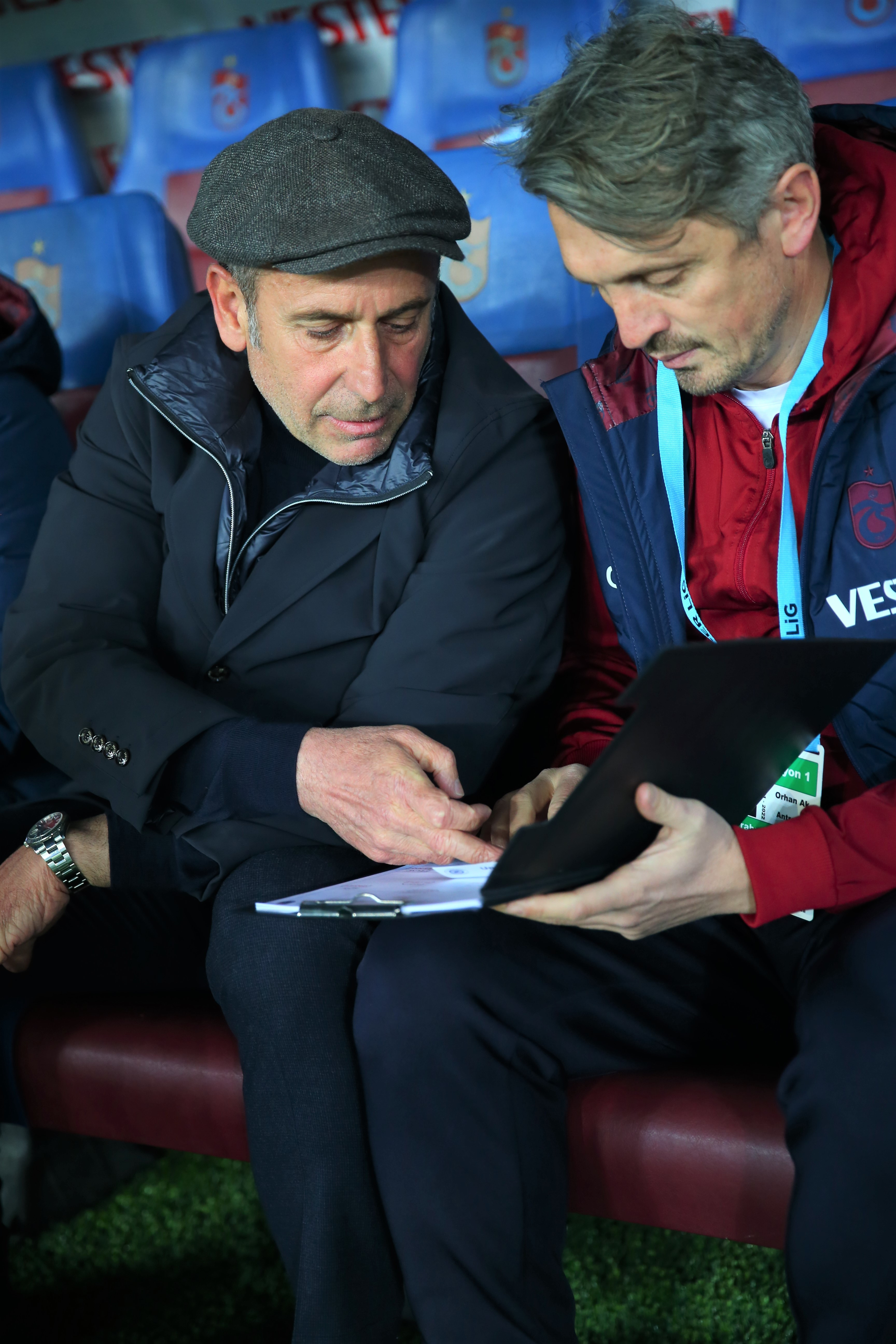 Abdullah Avcı ve Orhan Ak, maç öncesi son kontrolleri gerçekleştiriyor.