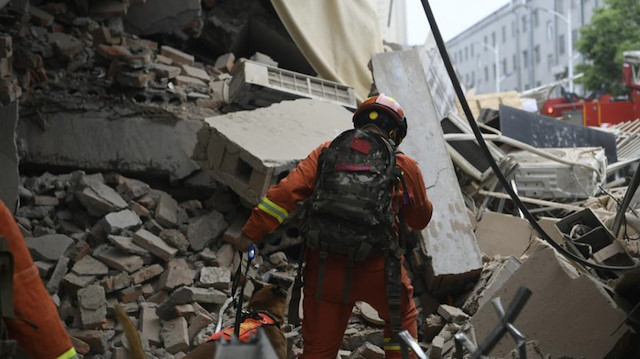 Çin'in Hunan eyaletinde çöken binadan 88 saat sonra bir kişi kurtarıldı.
