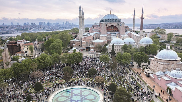 İstanbul’da toplanma adresi Ayasofya oldu. 20 bin kişi kapasiteli cami hınca   hınç doldu. İçeriye giremeyen binlerce insan da Ayasofya Meydanı’nda saf tuttu.  