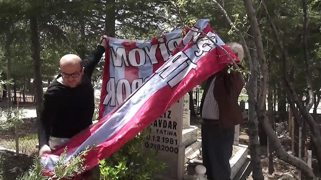 Arkadaşının mezarına Trabzonspor bayrağı örtüp vasiyetini yetine getirdi
