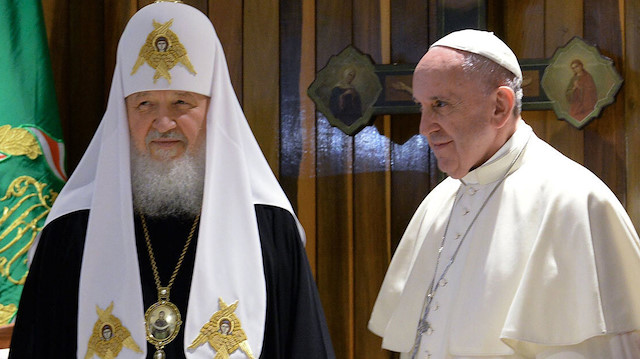 Rus Ortodoks Kilisesi lideri Patrik Kirill (solda)