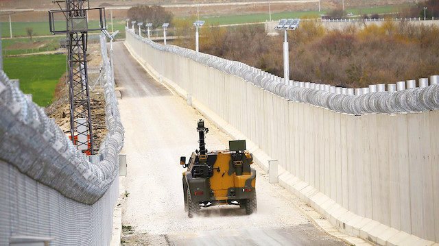 Suriye sınırında akarsularla belirlenen hatta 120 km tel çit çekildi.