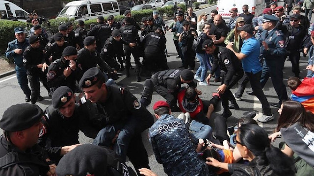 Ermenistan Parlamentosu'nu basan protestocular tutuklanmaya başladı