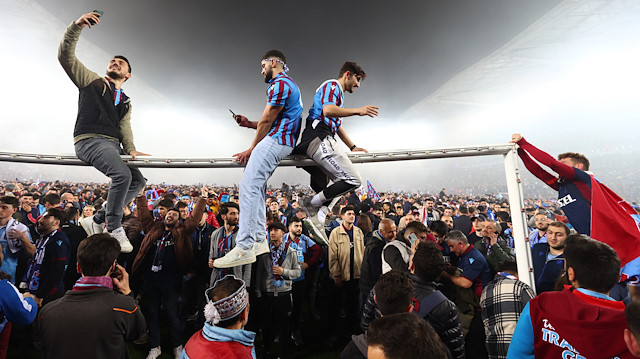 Trabzonsporlu taraftarlar, Antalyaspor maçının bitişiyle birlikte şampiyonluk kutlamasını saha içinde yaşadı. 