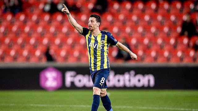Fenerbahçe ile 2024 yılına kadar sözleşmesi bulunuyor.