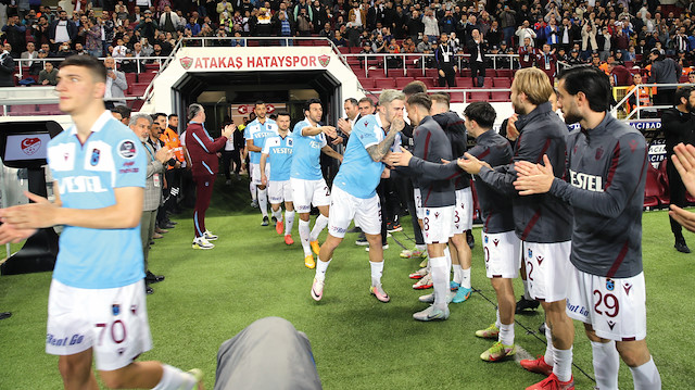 Ev sahibi ekibin futbolcuları çıkış tünelinin iki yanına dizilerek şampiyon Trabzonspor’u alkışlarla karşıladı.