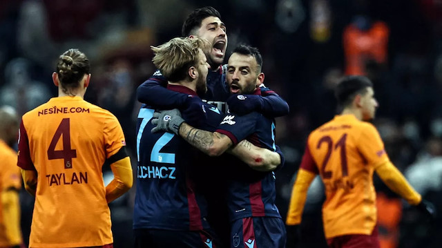 Bordo-mavili futbolcuların Galatasaray derbisindeki gol sevinci.