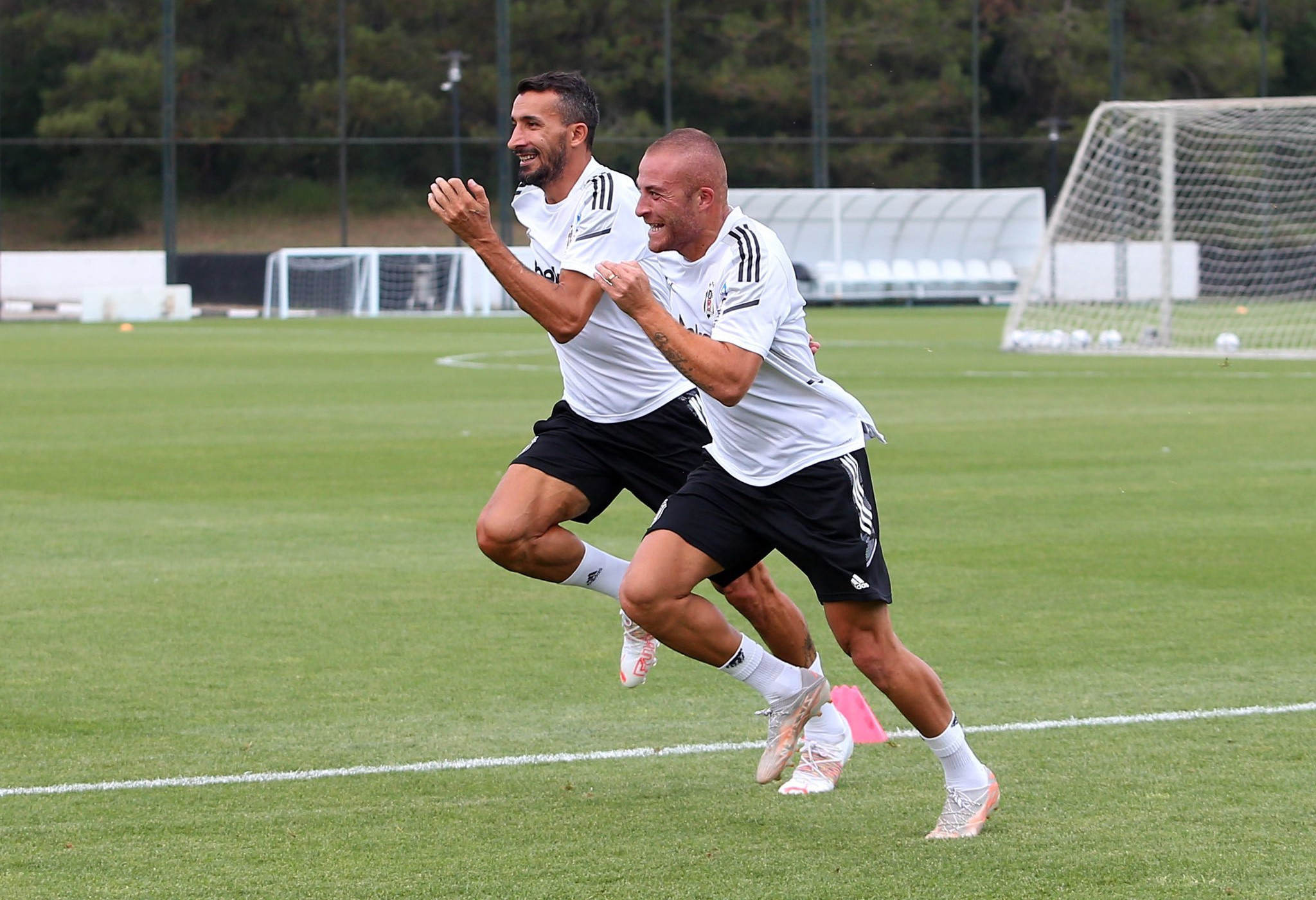 İki futbolcu Valerien Ismael'in gözüne giremedi.