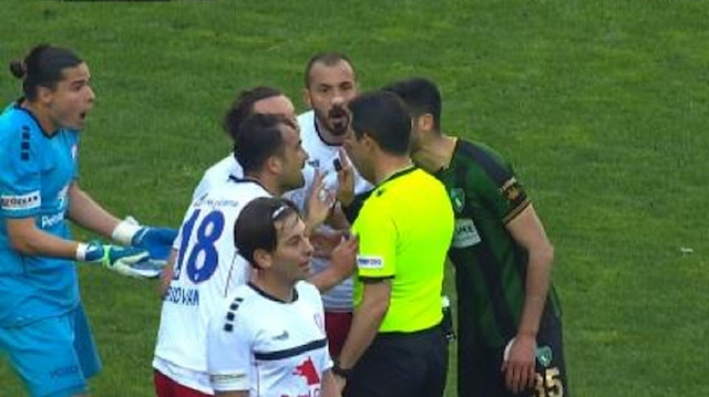 Altınordulu futbolcular yedikleri gol sonrasında hakem Ali Palabıyık'a tepki gösterdi.