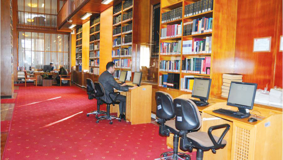 Araştırmacılar Meclis nKütüphanesi’nden özel izinle nistedikleri kitapları alabiliyor.nYılda ortalama 20 bin kitap nokuyucuların hizmetine nsunuluyor.
