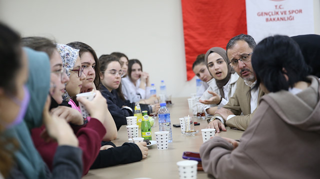 Bakan Kasapoğlu, Anneler Günü öncesinde öğrencilere sürpriz yaptı.