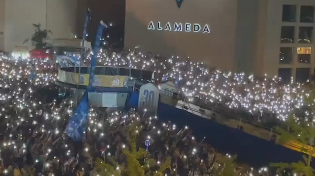Portolu taraftarlar kutlamalarda ışık gösterisi yaptı.