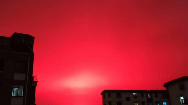 Çin’de gökyüzü kızıla boyandı