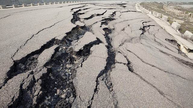 Depremin 20 kilometre derinlikte olduğu açıklandı.