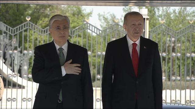 Erdoğan, Kazakistan Cumhurbaşkanı Tokayev'i resmi törenle karşıladı. 