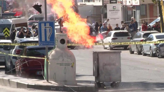 AK Parti Ataşehir İlçe Başkanlığı önünde bomba paniği.
