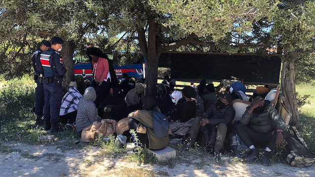 İzmir'de Yunanistan'a geçmek isteyen 63 kaçak göçmen yakalandı
