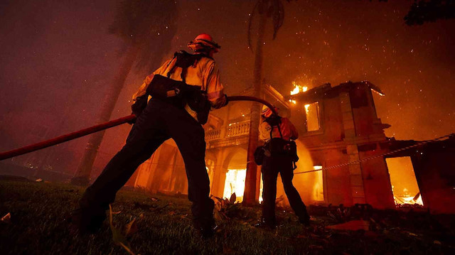 Orange County’nin Laguna Niguel şehrinde çıkan yangında en az 20 evin küle döndüğü belirtildi. 