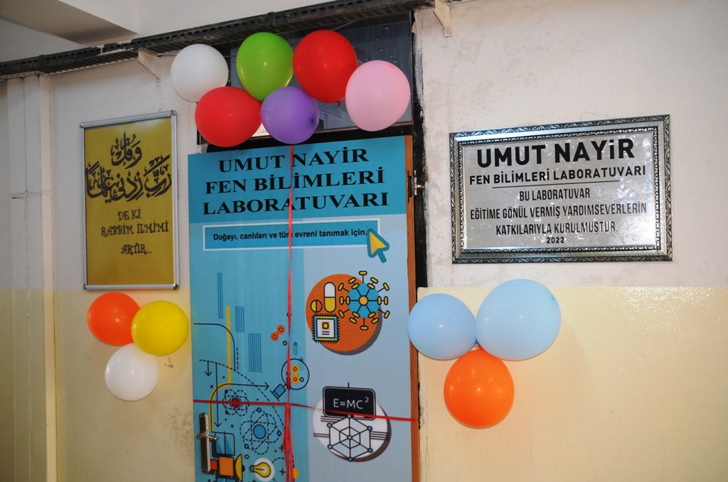Laboratuvarın kapısı süslendi.